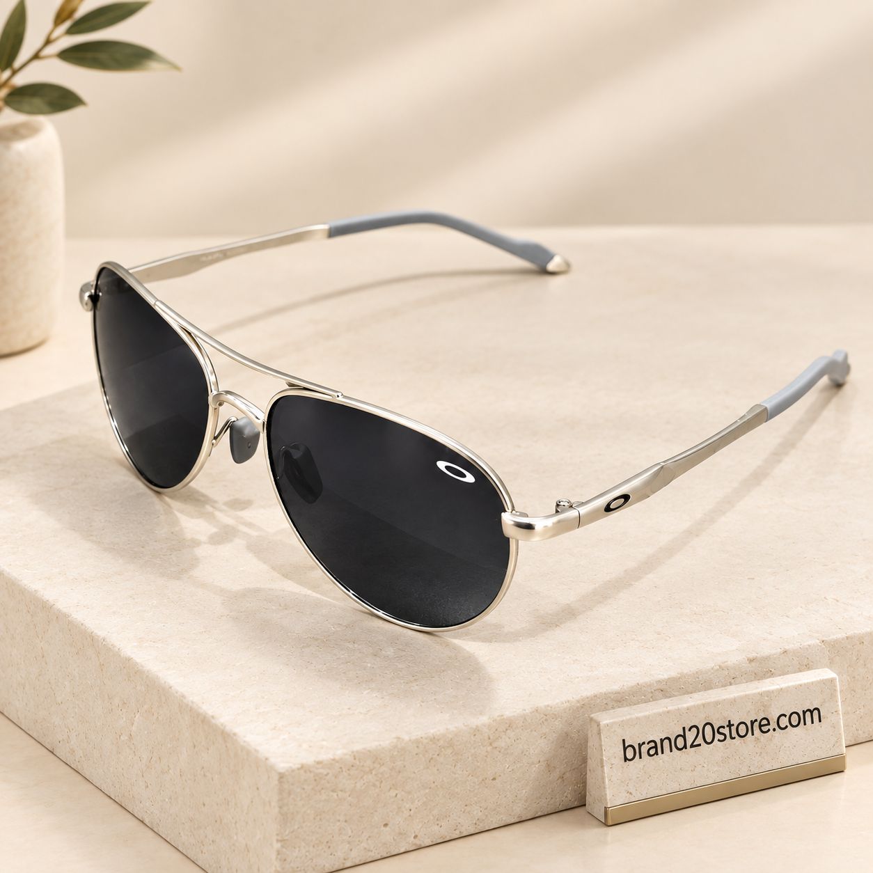 عینک آفتابی خلبانی Oakley با فریم نقره‌ای