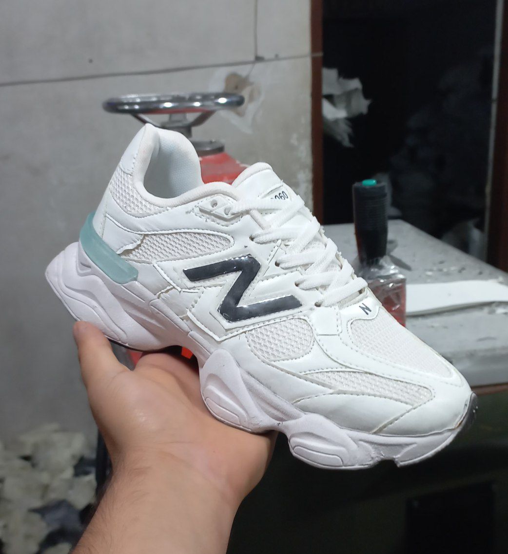 کتونی نیوبالانس ۹۰۶۰ مردانه رنگ سفید آبی اشتروبل new balance