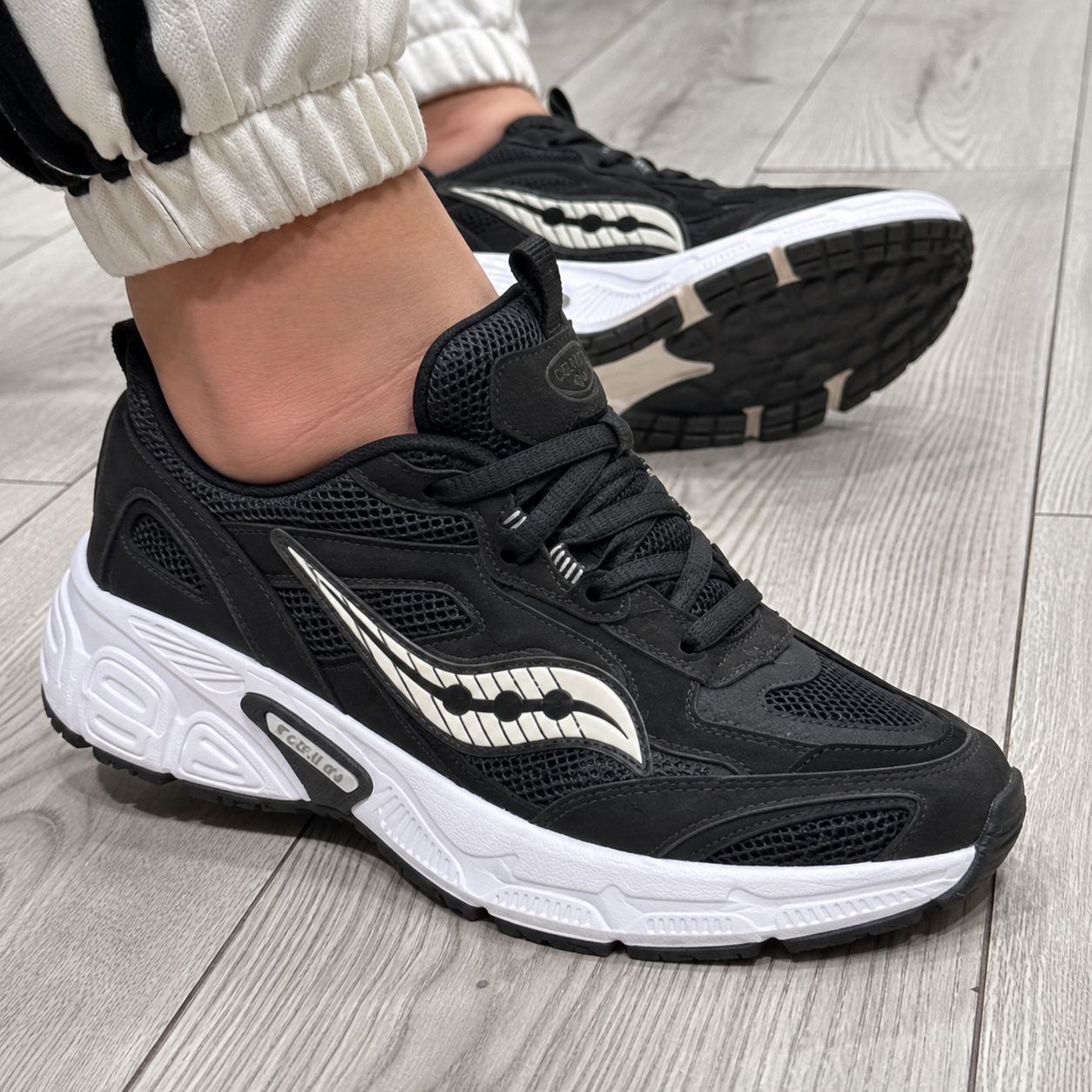 کتونی ورزشی ساکونی رنگ بنفش جدید و ترند saucony omni9