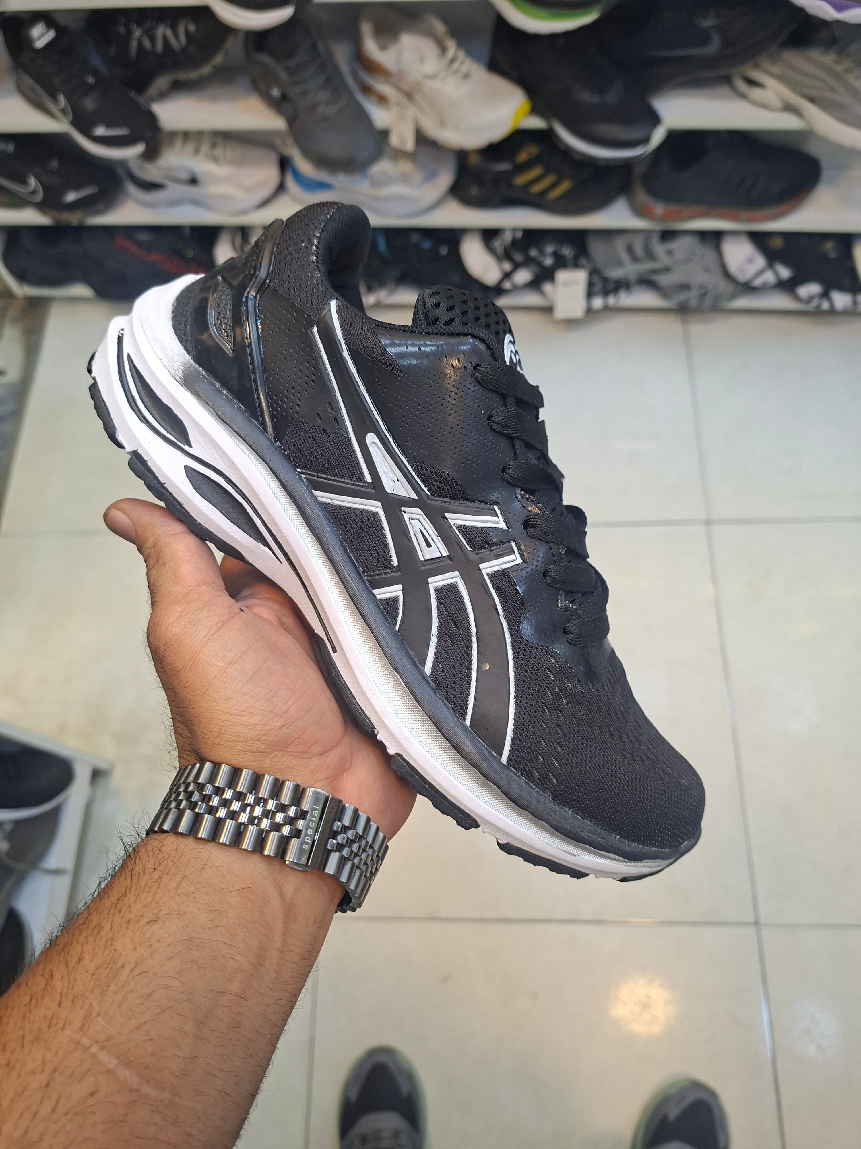 کتونی آسیکس مردانه رنگ مشکی سفید ساده asics