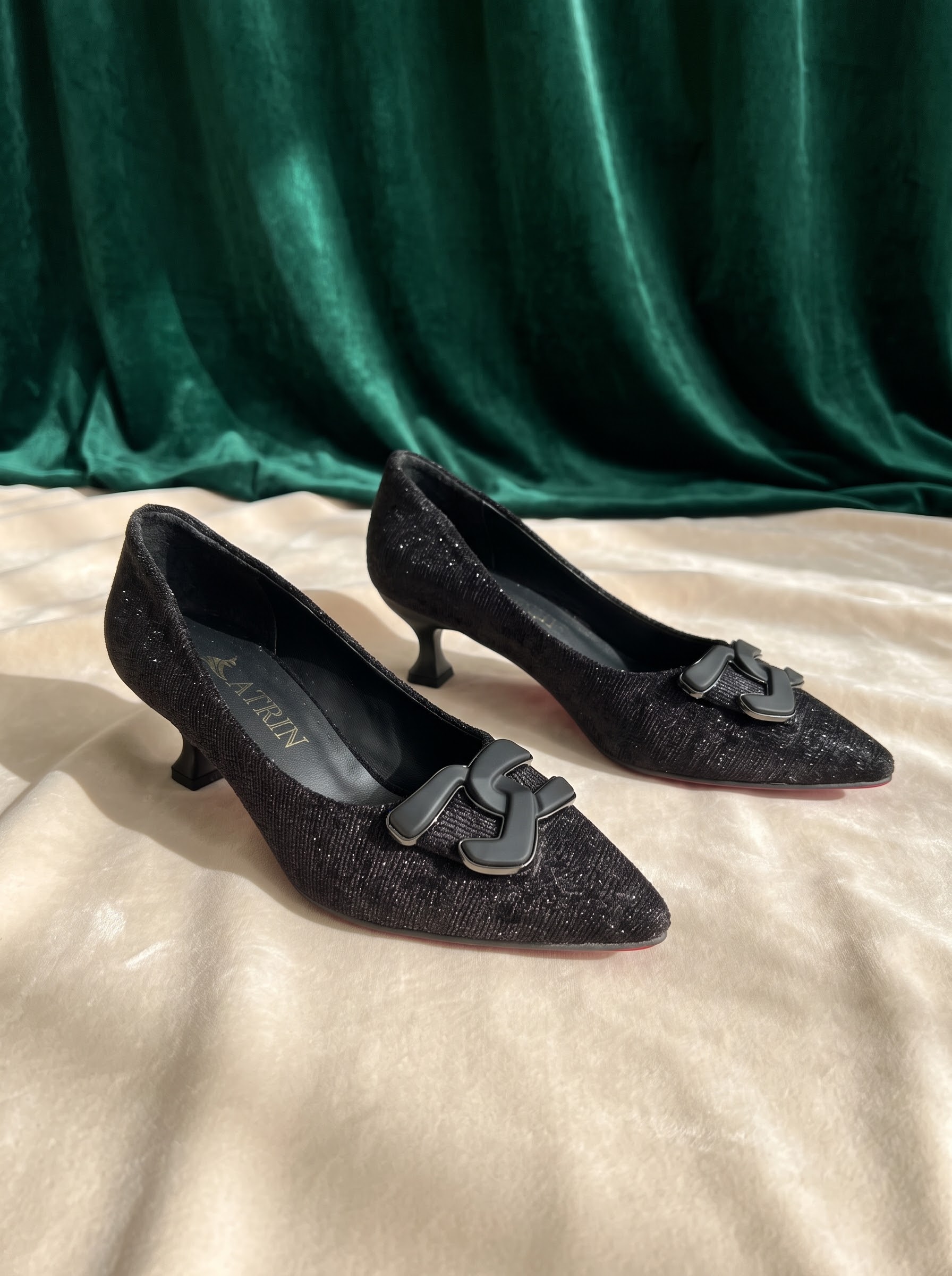 کفش پاشنه‌دار زنانه مخمل پوست‌ماری آرتین مدل سگک گوانچی